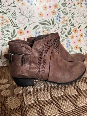 American Rag Cie Brown Ankle Booties Womens 6.5 Western Boho Buckle Stacked Heel